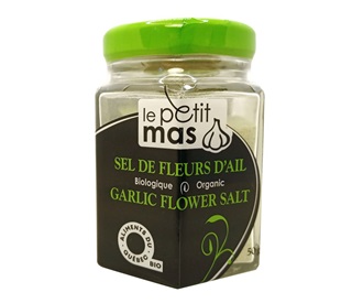 sel de fleurs d'ail biologique du Québec- épices - Le Petit Mas 80 g - Fleurs d'ail du Québec déshydratées (épices du Québec), à utiliser dans un moulin comme le sel et le poivre directement à table pour compléter l'assaisonnement de vos repas. Ajoutez les fleurs d'ail du Québec déshydratées à vos salades, vos soupes, et bien plus!