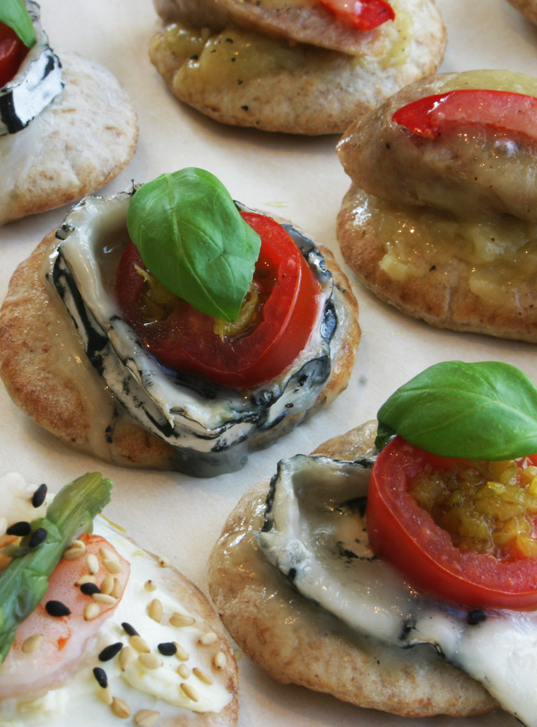 Mini pizza au fromage de chèvre, tomates et fleurs d'ail - Recette - Le Petit mas