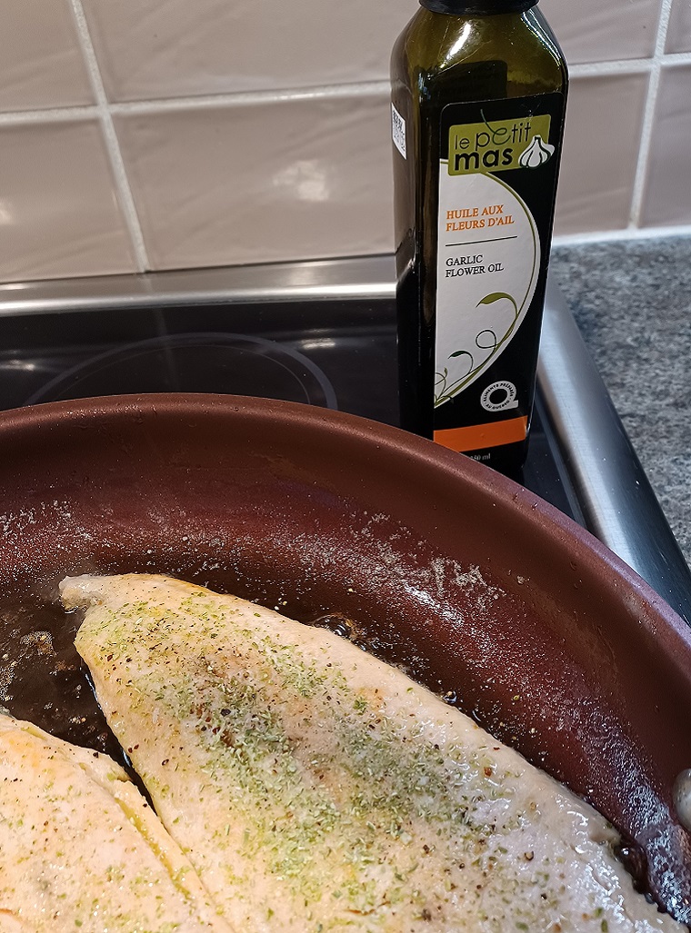 Truite aromatisée à l'huile aux fleurs d'ail - Recette -  Le Petit Mas